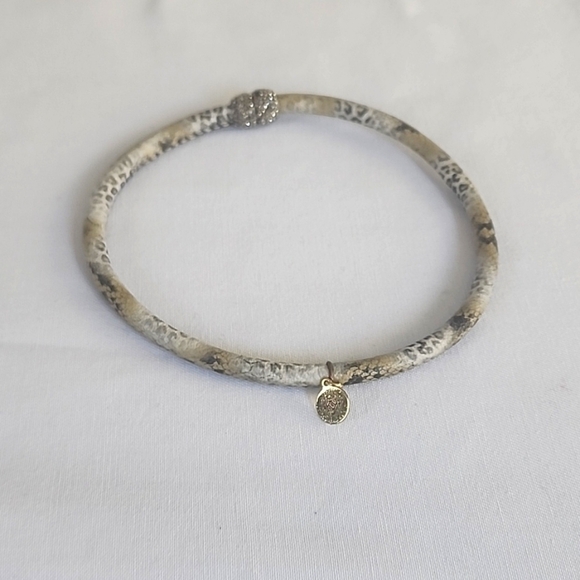 snakeskin print faux choker necklace magnetic clasp - Picture 2 of 6